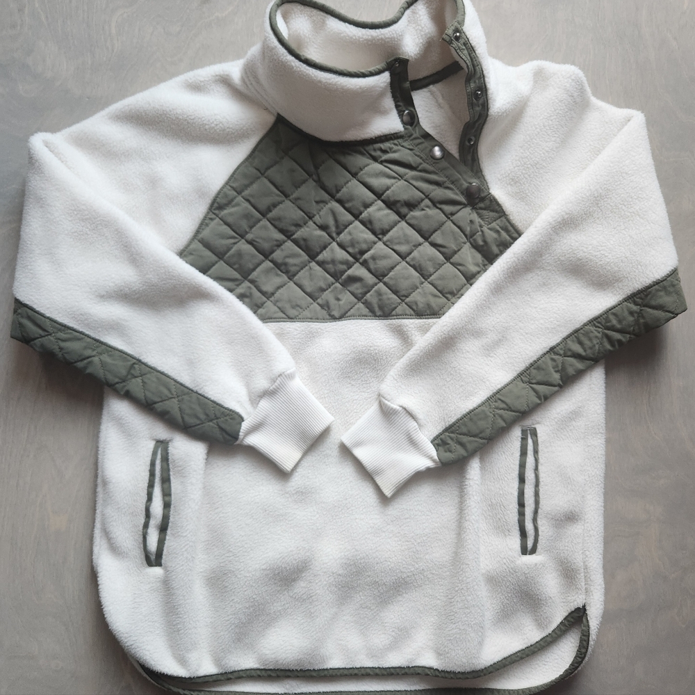 Abercrombie and Fitch Large Cozy Quilted Pullover in White and Green